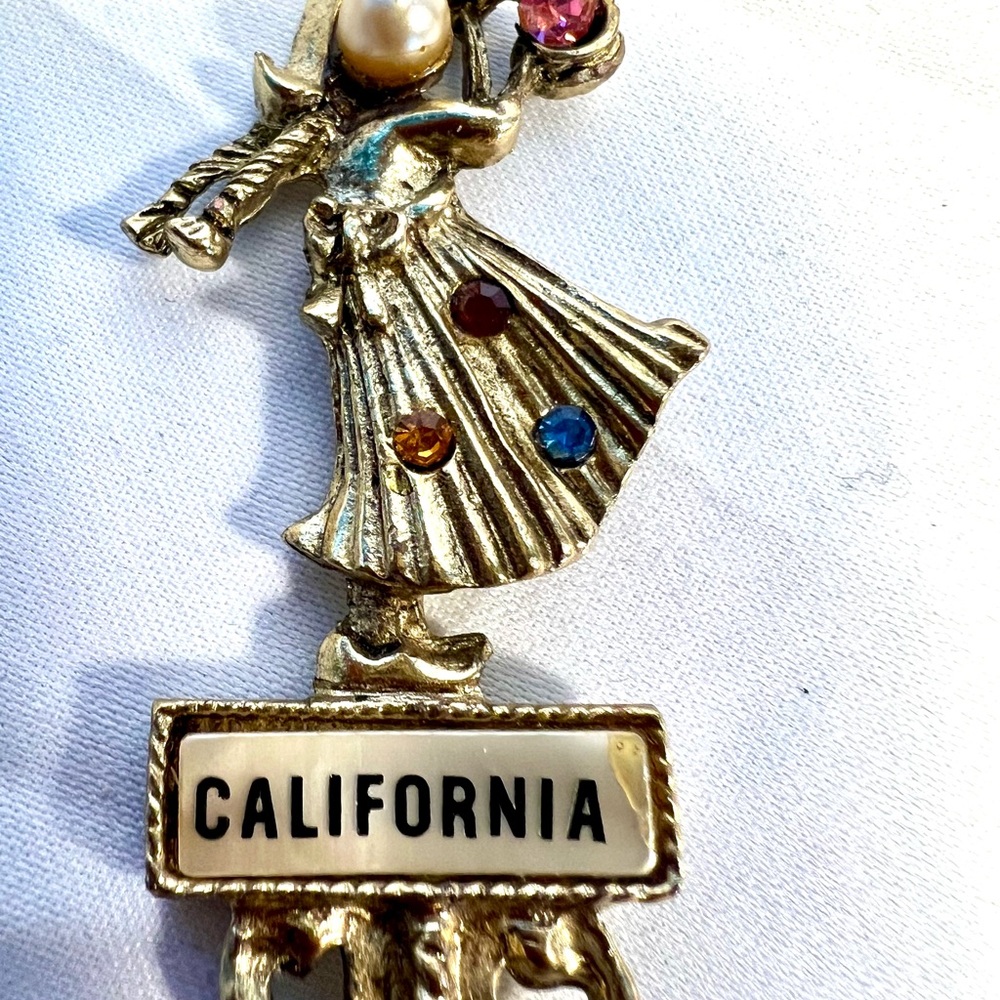 Lot of two Collectible Gold tone souvenir Spoons, with dancing figure on top. - Picture 7 of 8